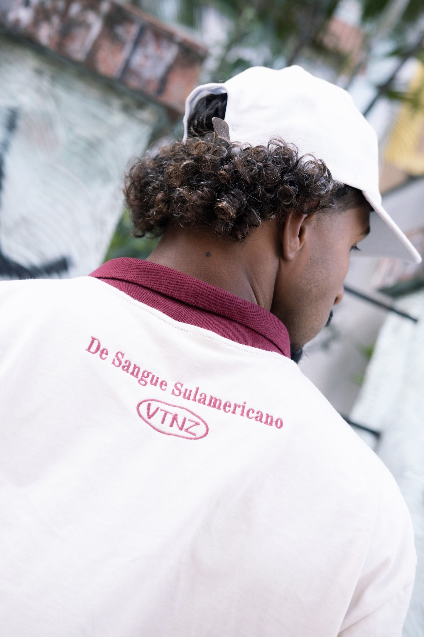 Polo Manga Longa Off-White com Bordô - Acerola