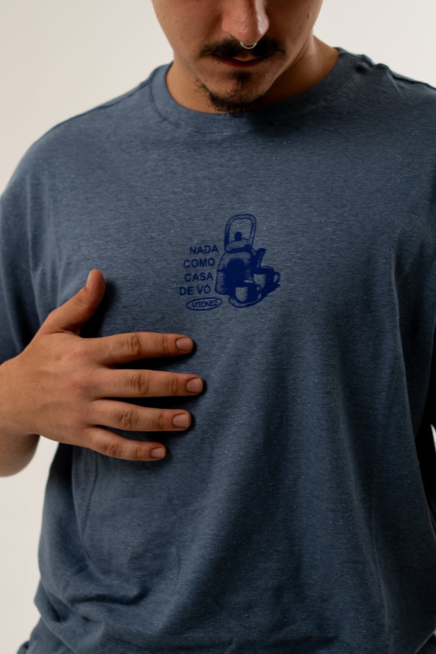 Camiseta Cânhamo Azul "Nada como Casa de Vó"