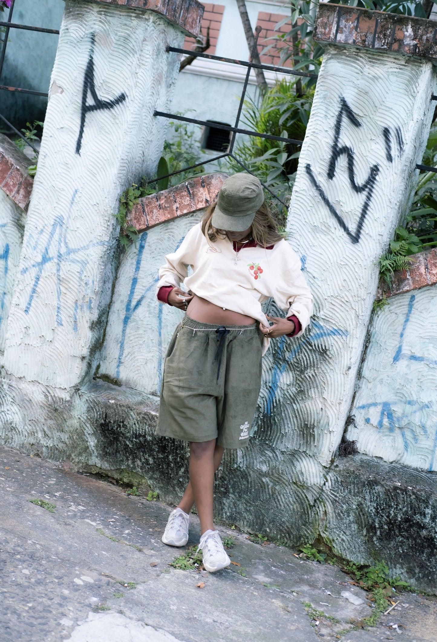 Polo Manga Longa Off-White com Bordô - Acerola