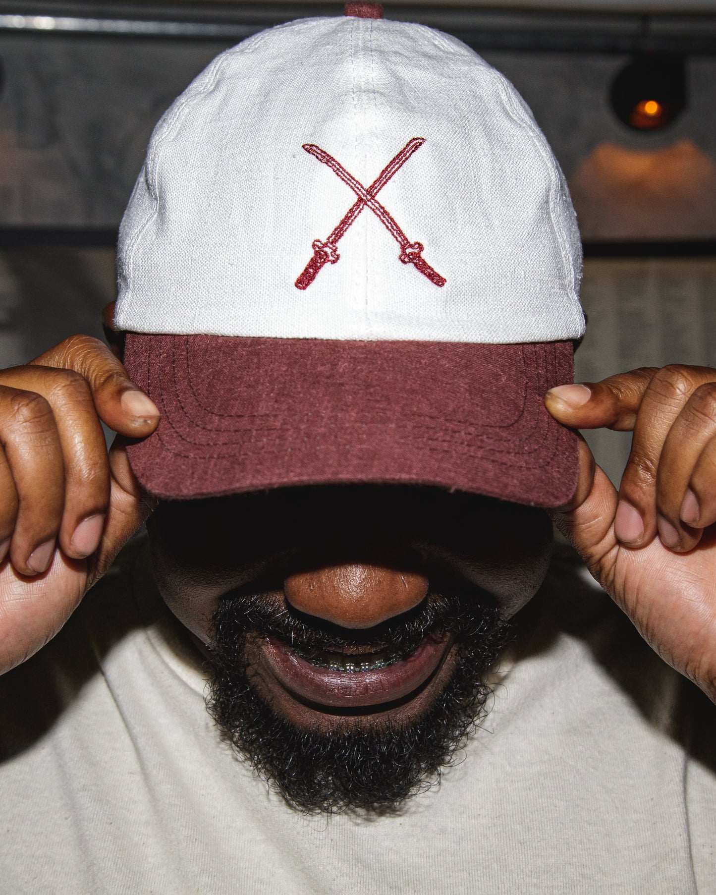 Dad Hat Adagas e Facas Off com Aba Vinho